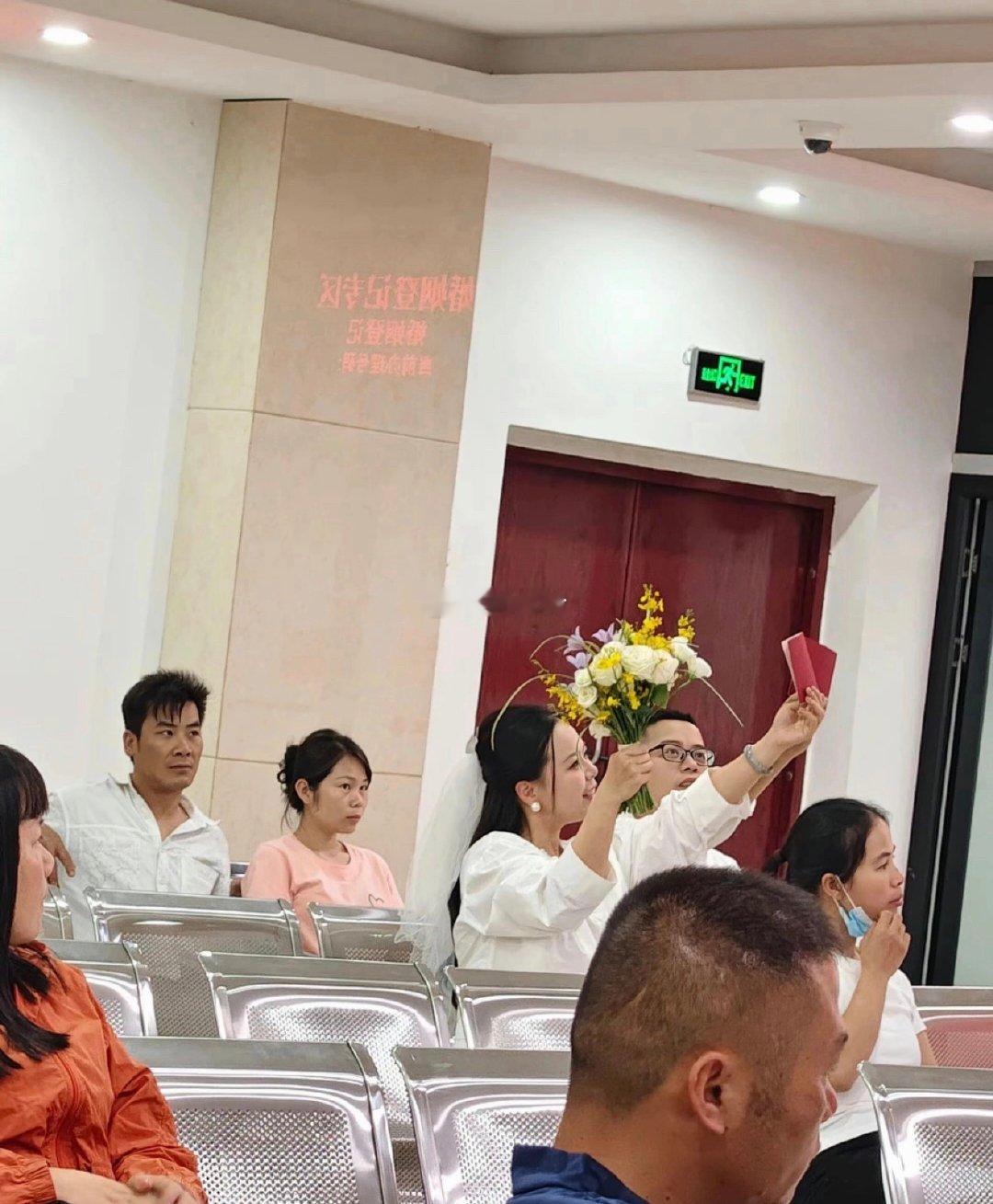 民政局离婚登记大厅拍到的一幕​​​