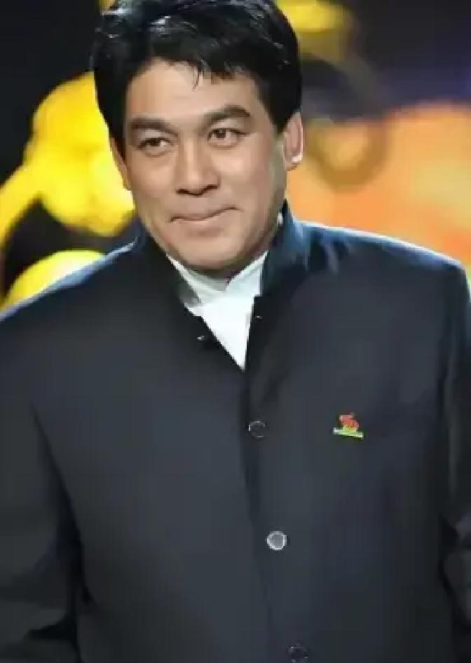 陈佩斯74岁第一次拍电影，把演了十三年的话剧《戏台》搬上银幕。1930年代北