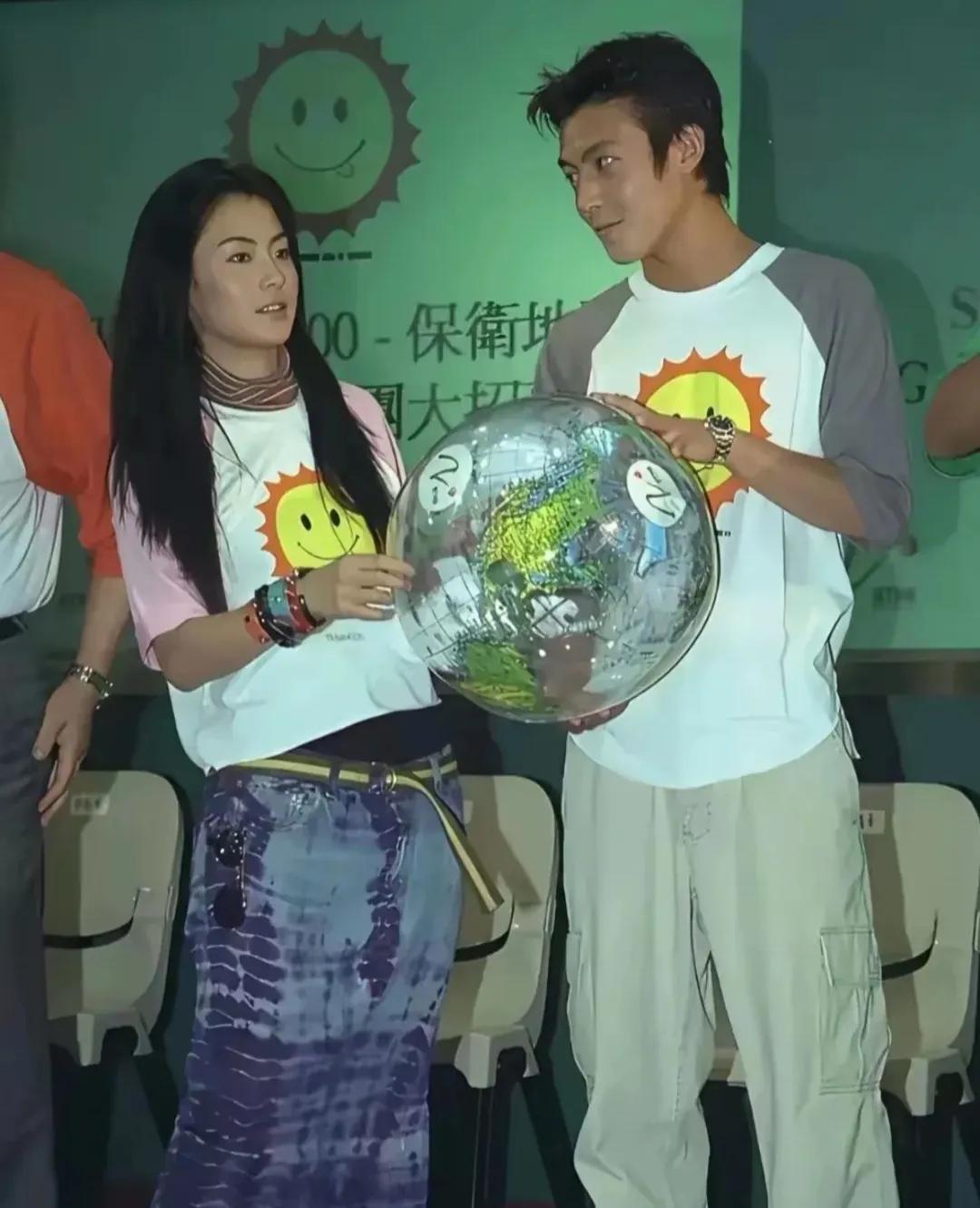 2000年，香港娱乐圈正是热闹的时候，刚出道不久的陈冠希和张柏芝，因为一组合影慢
