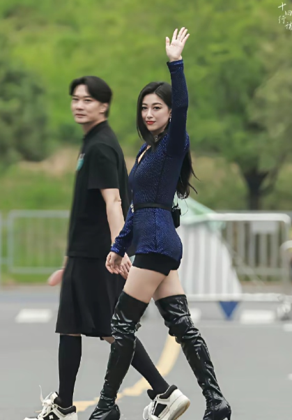 感觉朱珠的老公一点配不上她？这小蛮腰，大长腿，腰臀比，真是绝了。