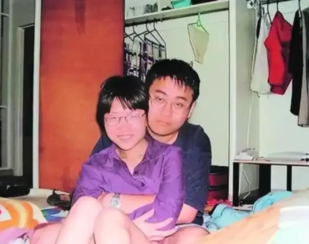 2005年，清华女硕士陈丹蕾，深夜趁丈夫熟睡时，拿出手枪朝着丈夫后脑扣动扳机，一