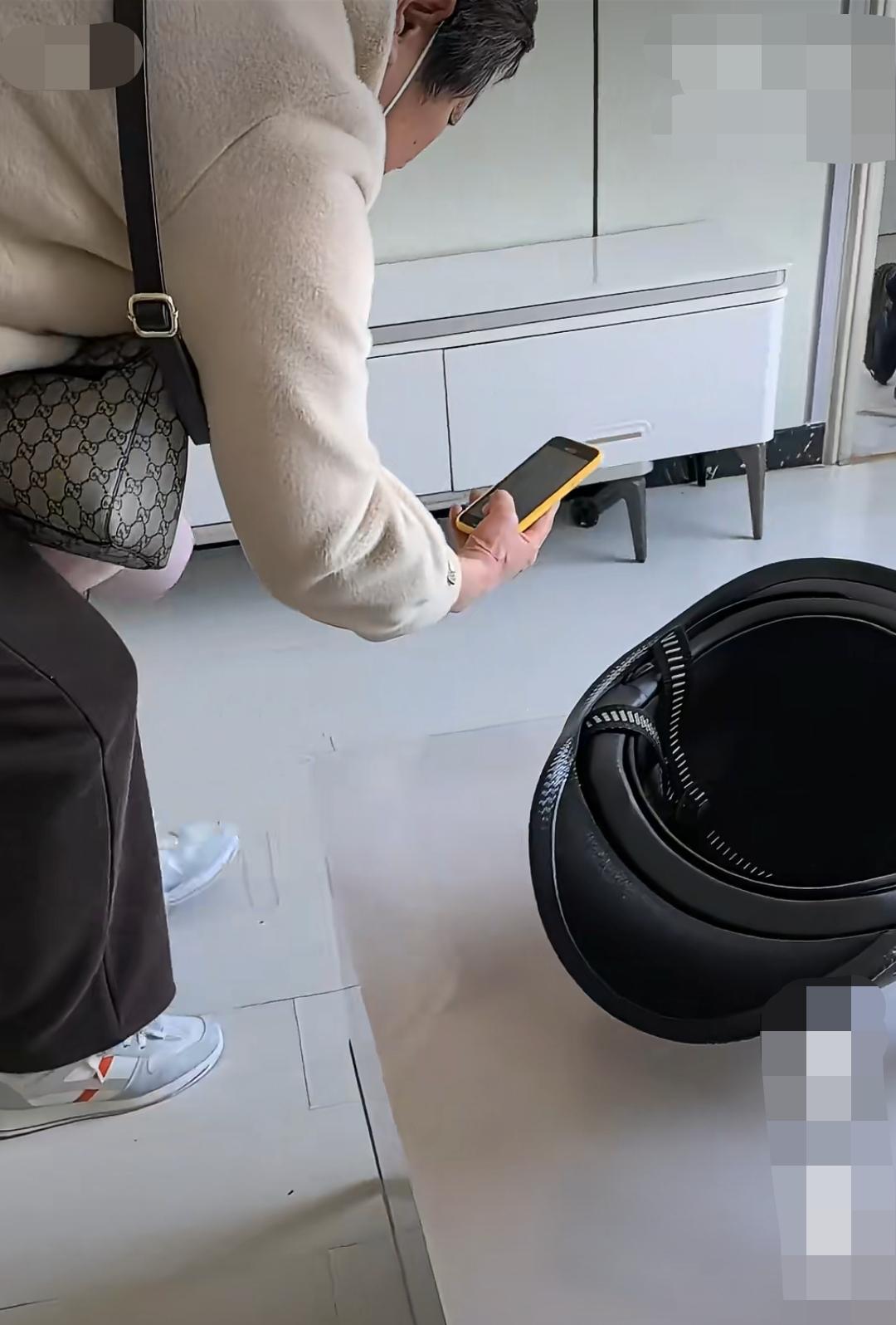 山东威海再现房东“提灯定损”！3月21日，山东威海，网友发视频称，跟房东签的一