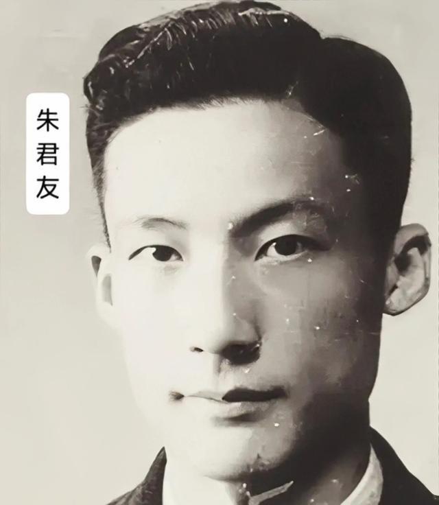 1949年，毛人凤下令处死朱君友。朱君友坦然赴死，却发现枪决他的2名特务，朝他频