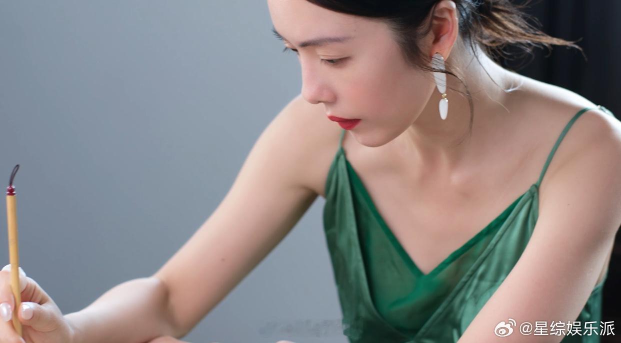 蔡文静今天终于文静了蔡文静近看是细节远看是气场我们演员蔡文静是这样的！一直都可