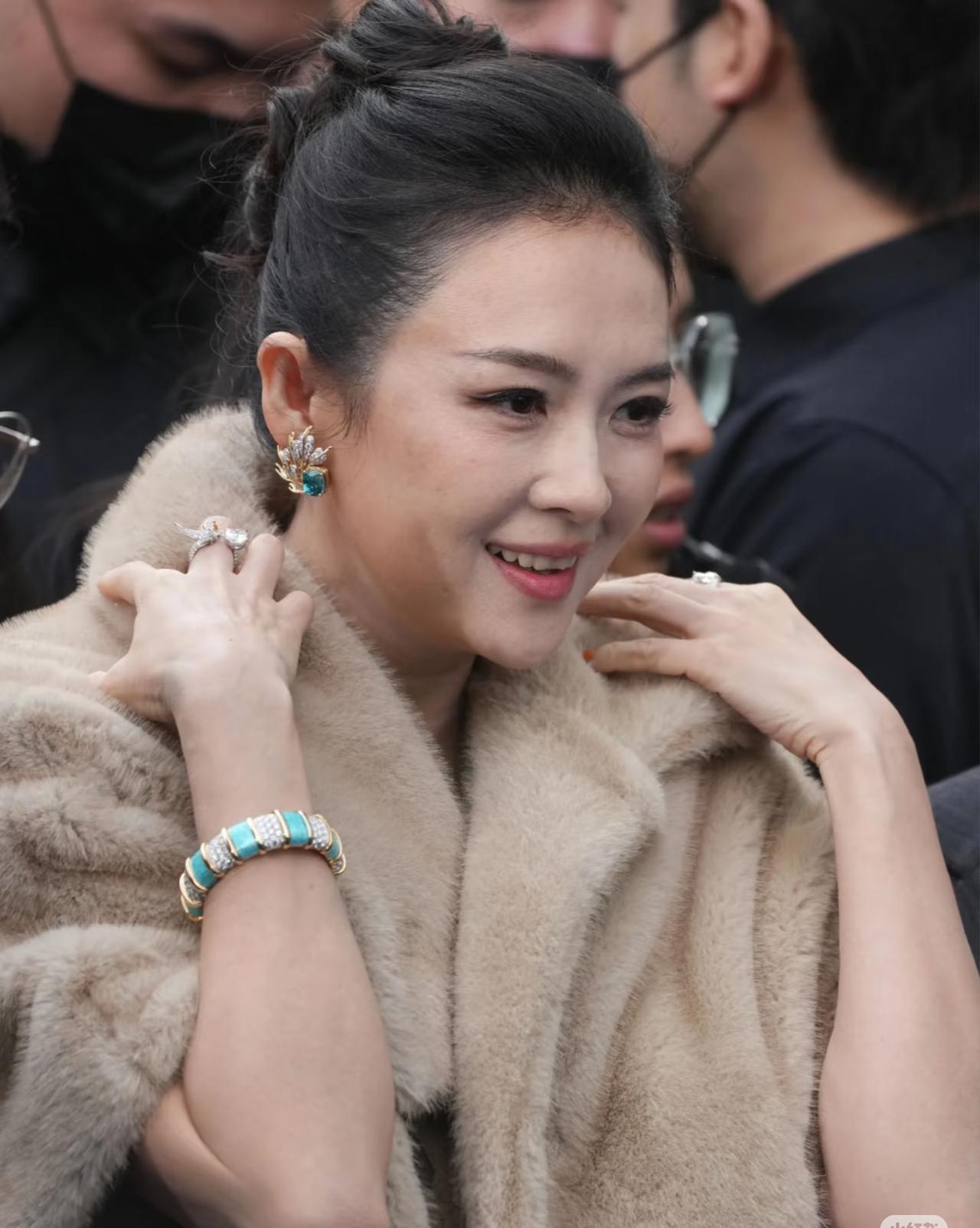 这是曾宝仪还是章子怡，怎么傻傻分不清楚了？难道这就是传说中的女大十八变，章子怡