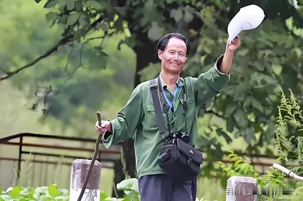 1998年，安徽大学教授何家庆来到深山调研。由于过于饥饿，于是就向村民讨吃的。不