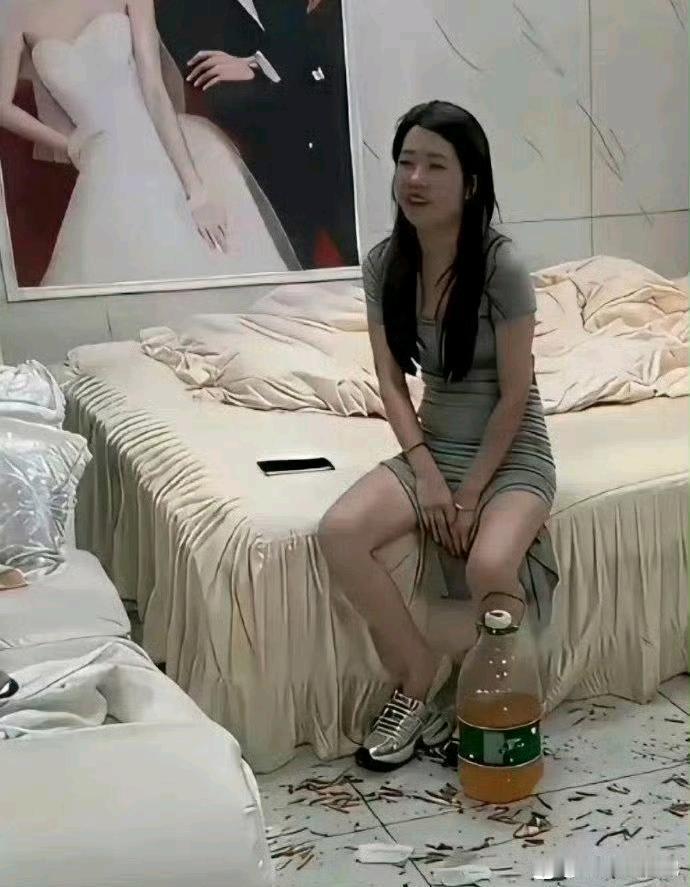 不怪新娘一脸无奈，换谁都一样