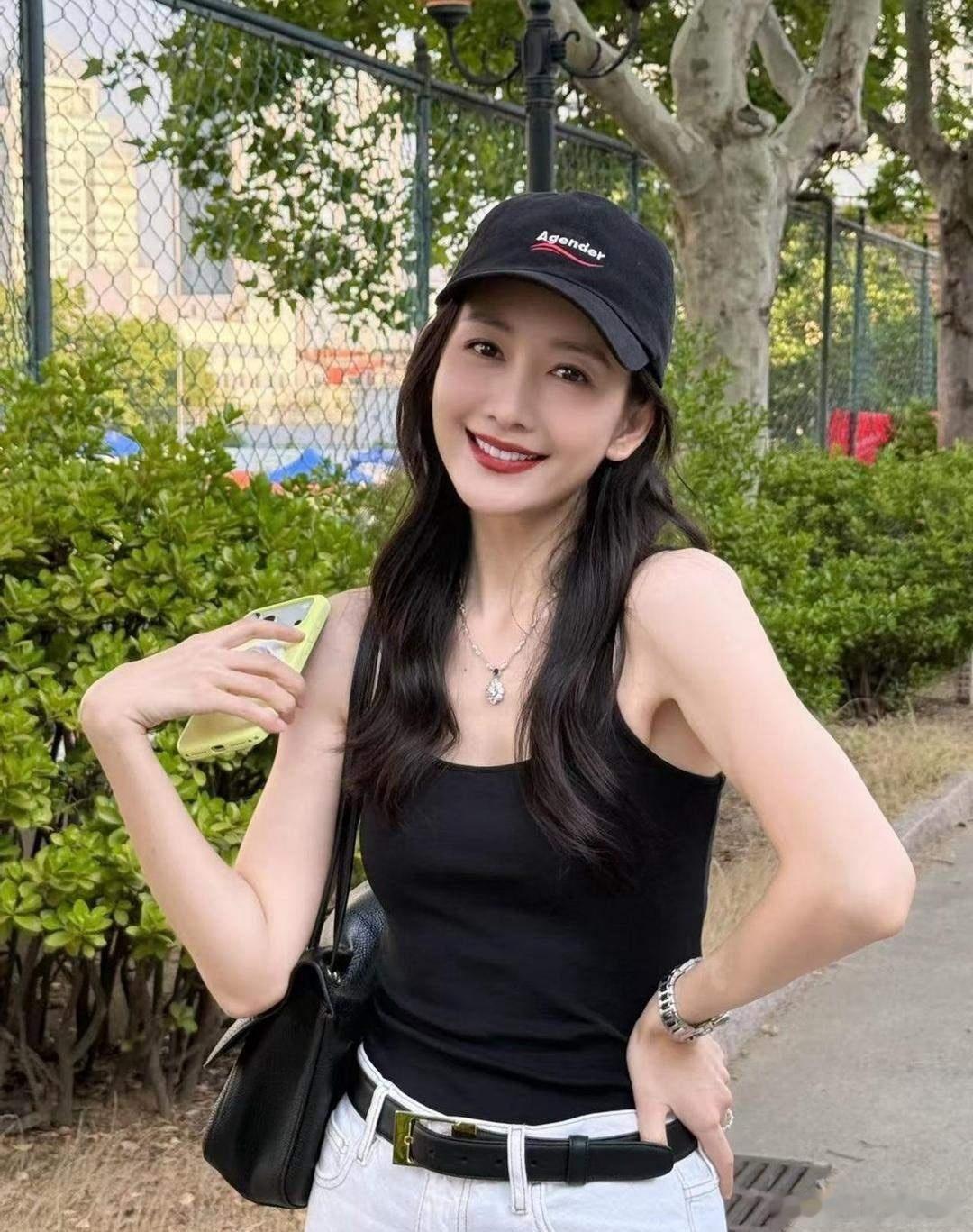 1.王鸥生完孩子后接的第一部女主戏《江海潮生》终于上线了，她演的角色叫吴道惜，挺