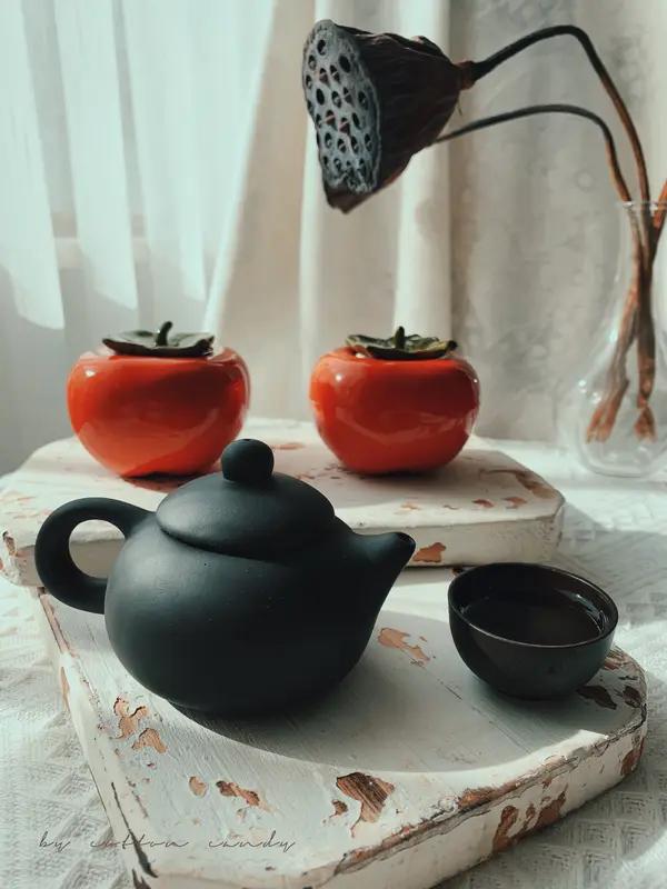 上联：霜凝竹径，半壶茶暖羁旅梦；下联：雪映梅园，一盏酒香相聚情。