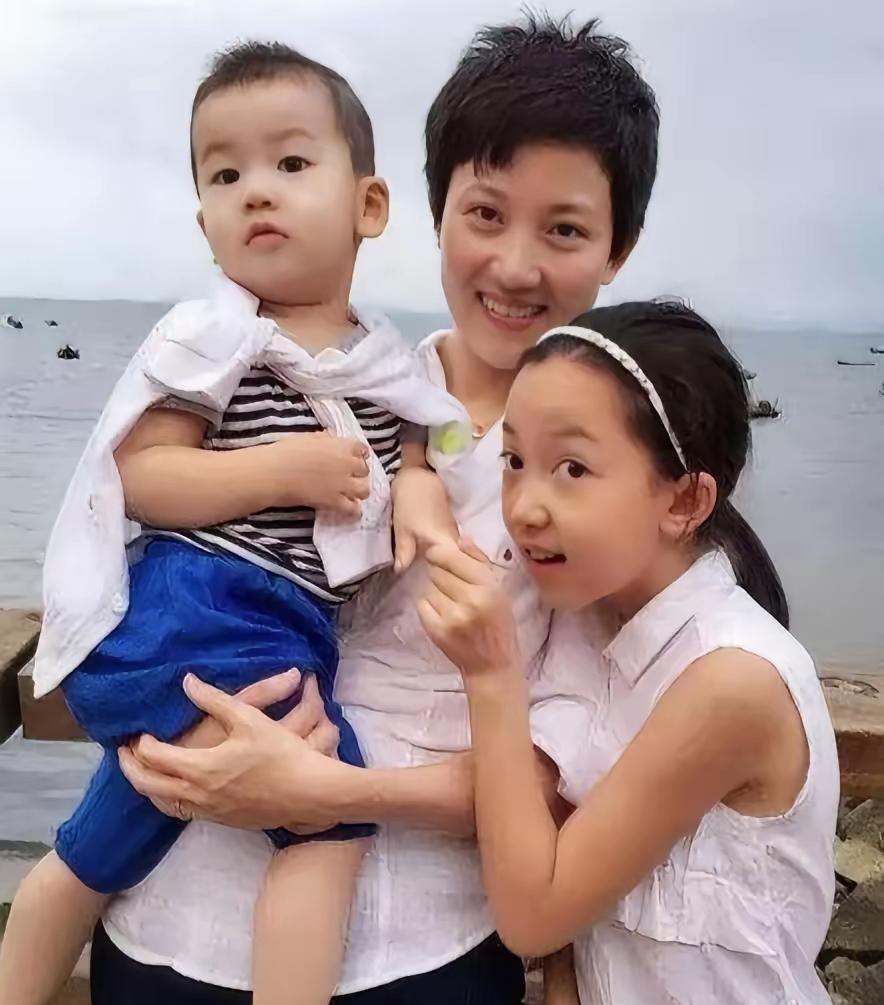 刚刷到央视主播郑天亮的家庭合影，瞬间被暖到了！她怀里抱着儿子，女儿乖乖依偎在身边