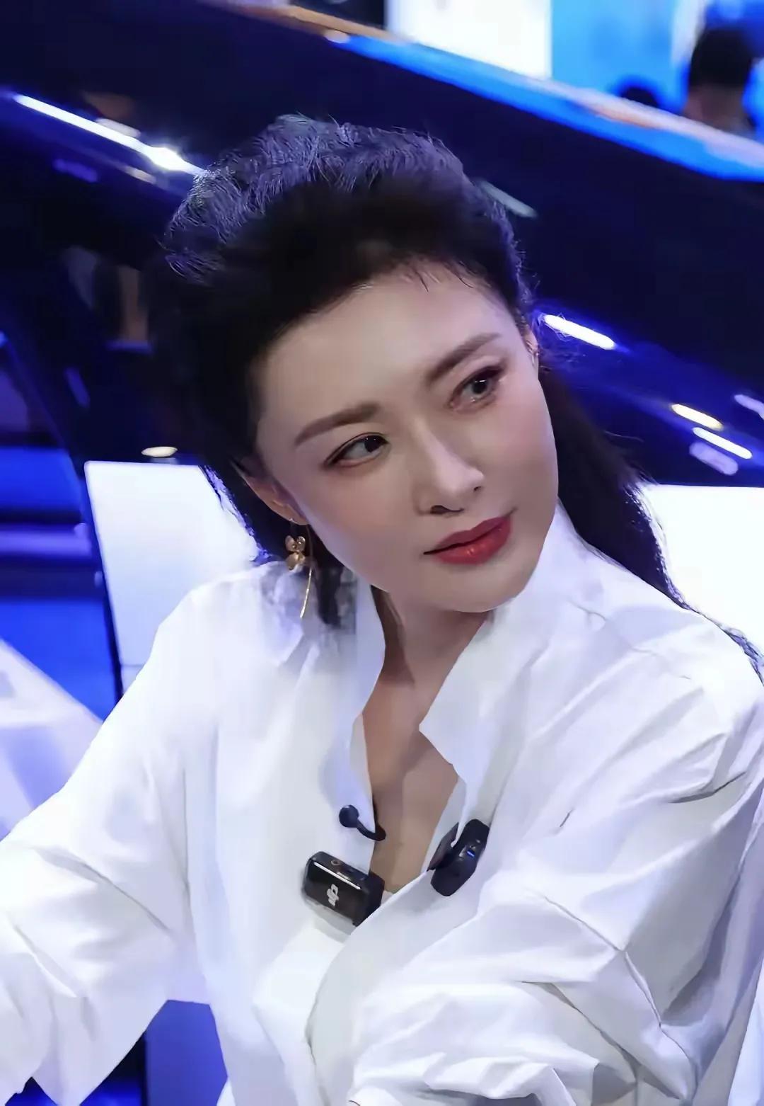都说周涛很漂亮，都五十七岁的人了看起来还那么年轻，风韵犹存，气场十足。这世界