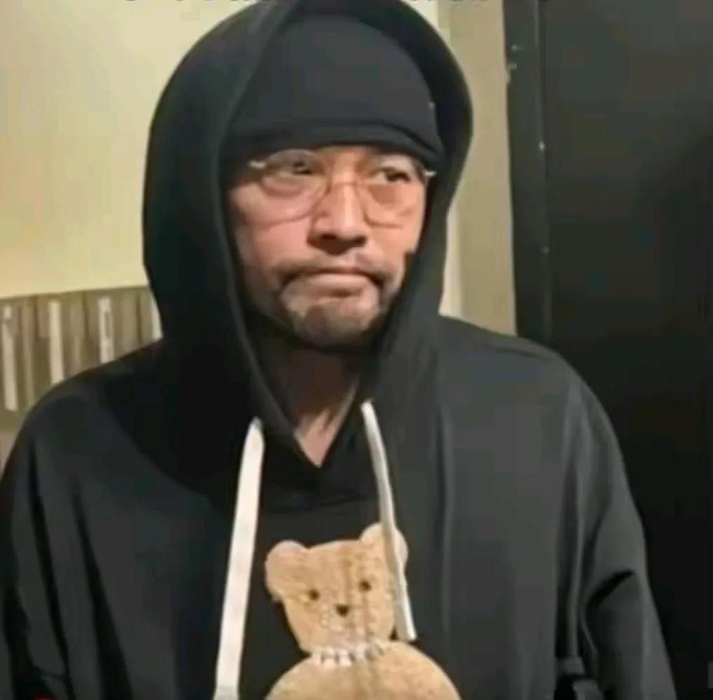 看到照片一，你能看出来这个人是周杰伦吗？不禁要问，怎么会这么苍老？大家都太熟悉