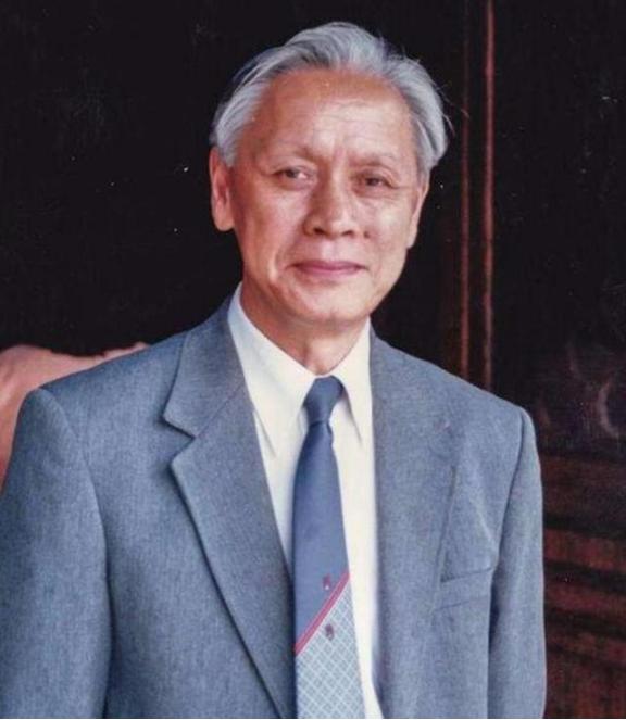 1959年，他趁着妻子出差，偷偷把一管液体灌入刚满一岁的儿子嘴里，看着儿子天真的