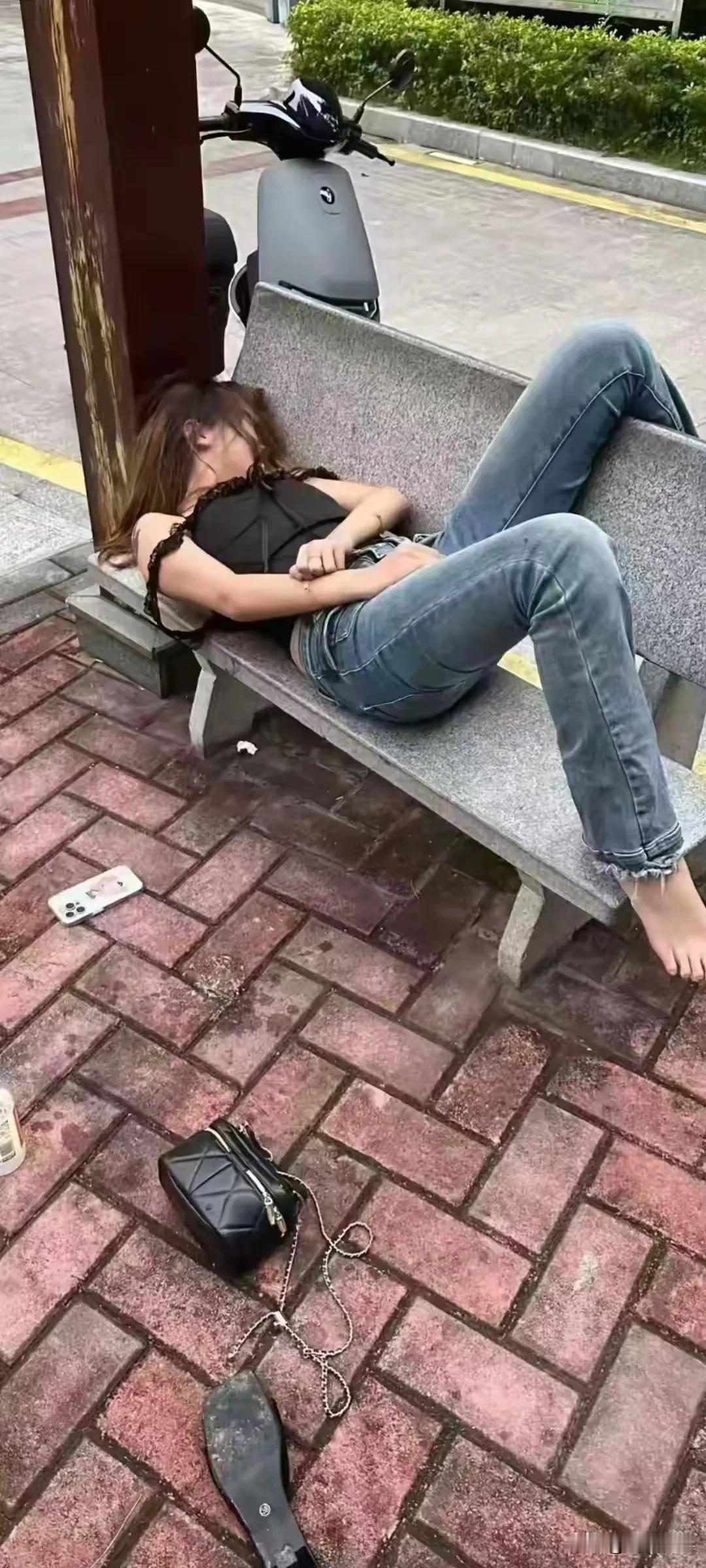 有点颜值小姐姐最后都被拉入准色情行业，所以各位家长多长个心吧，给女儿多点钱没坏处