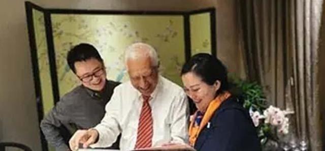 1947年，在雅加达街边摆摊的梅州夫妻，收养了一个印尼弃婴，谁料这个男孩越长越凶