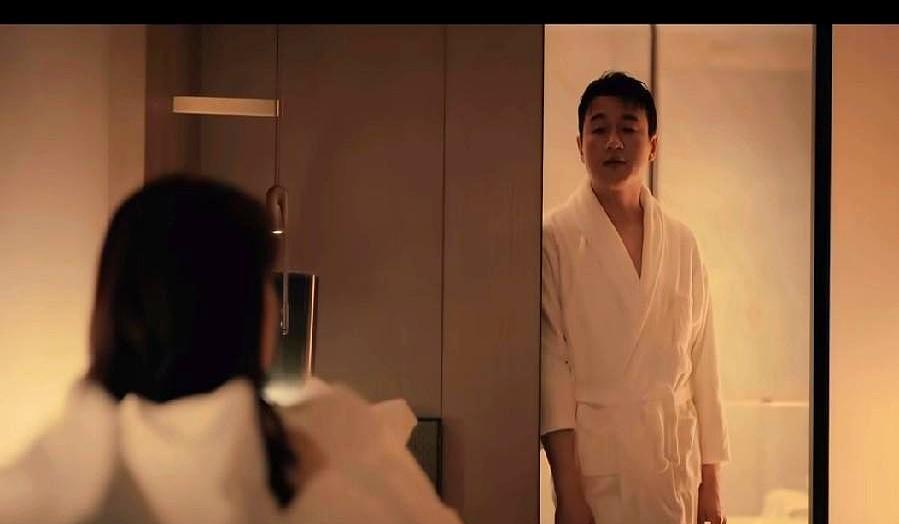 你把他从底层扶上王座，他反手就送你上法庭。《夜色正浓》这部剧，撕开了“精英夫妻