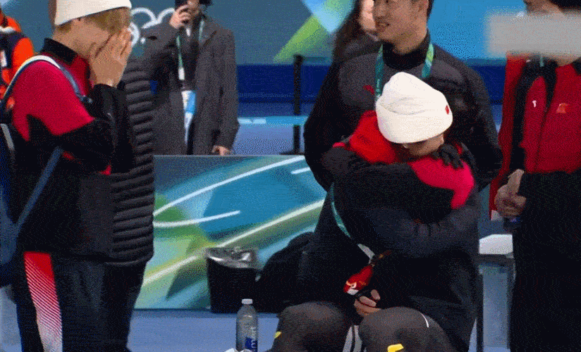 宁忠岩金牌宁忠岩李琰拥抱赛后，宁忠岩不仅和李琰拥抱庆祝，斯托尔茨也过来主动和宁忠