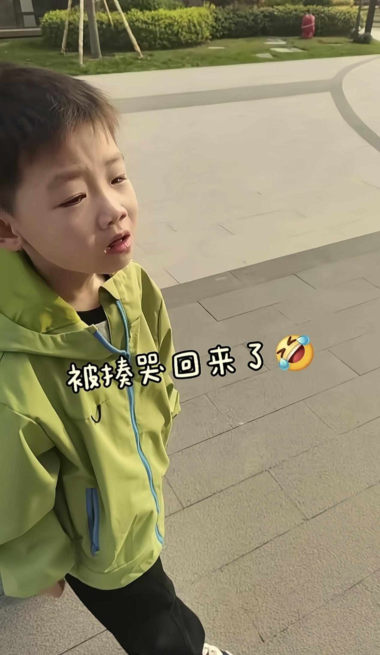 孩子自己一个人下楼去玩，结果被揍了一顿回来。有些家长发现，孩子在家称王称霸，但