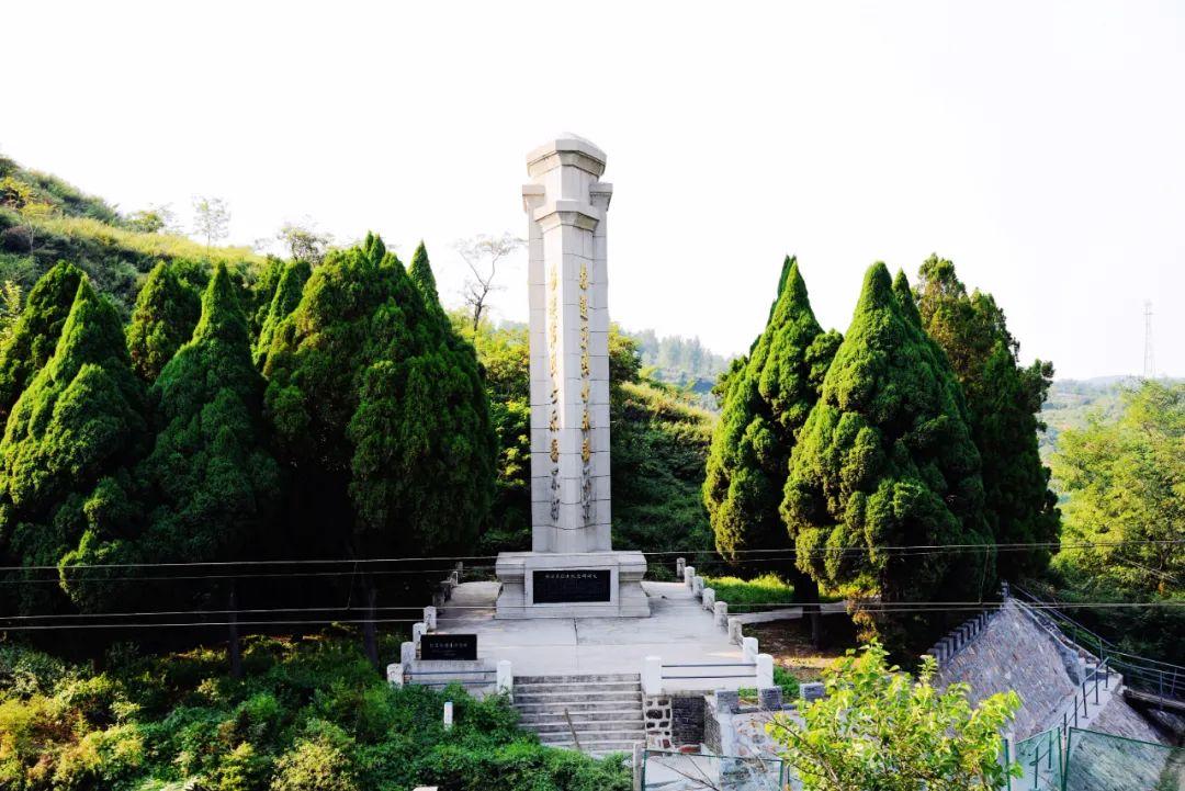 小时候，国家尚未设立烈士纪念日，我们只能在清明节参加爱国主义教育活动。每临清明，