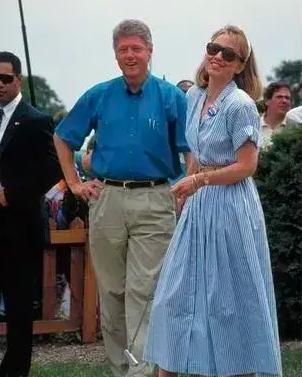 希拉里脚踩一双白色平底小凉鞋，是亮点。打球的希拉里，像个清纯大学生，一身休闲条