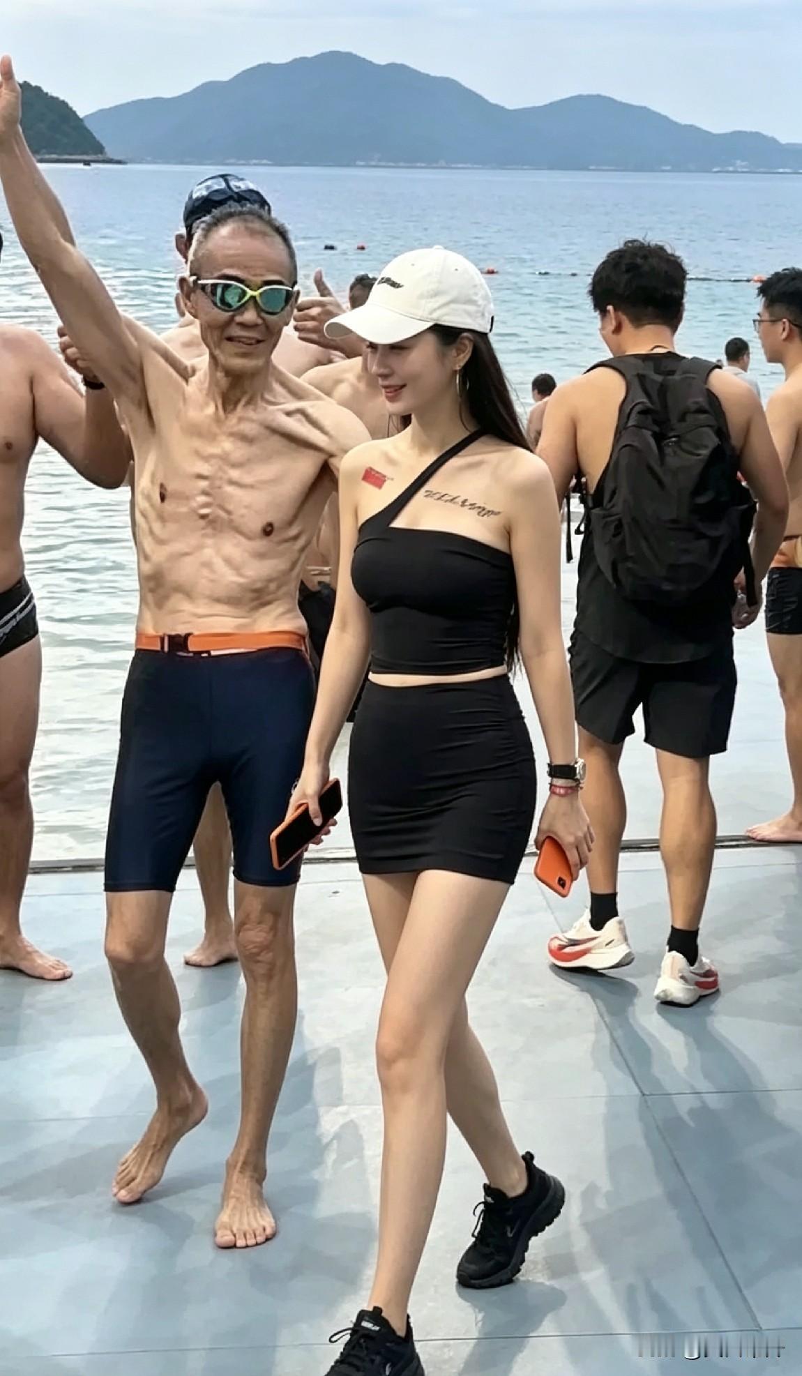 王石跟小田这身材放一块儿看，反差真挺大。王石光着膀子，浑身肌肉线条挺明显，瘦是