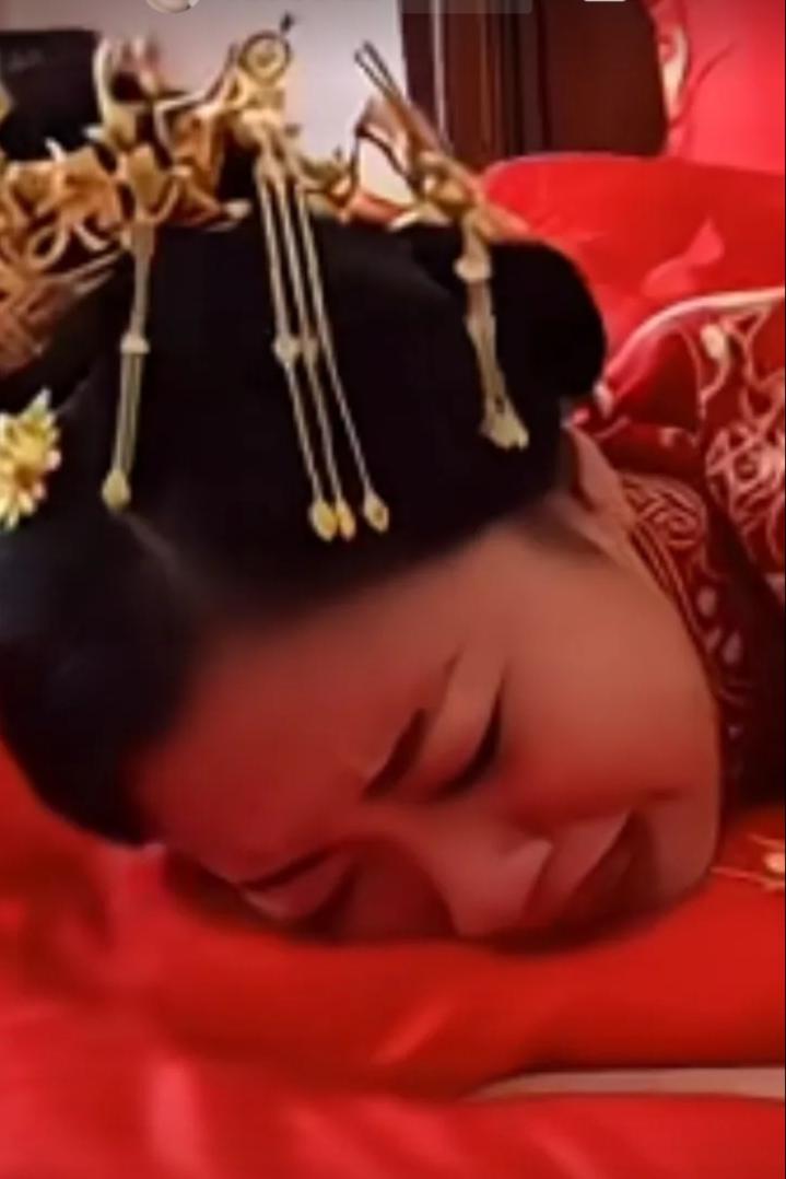 伤心了吧?被新郎退婚了，新娘后悔大哭，结婚当日，新娘听信闺蜜的话，给新郎要上下车