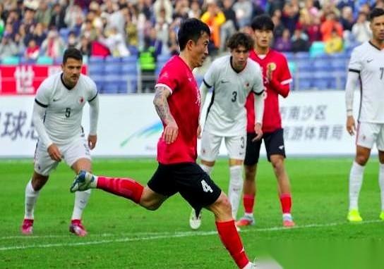 球场一边，是几个叫不上名的中乙小将，带着俩老将压阵。另一边，是刚把国足逼平、全