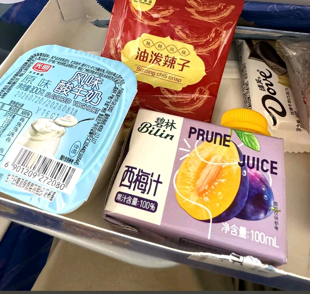 国内某航空公司在飞机上为乘客发西梅汁，结果该产品具有非常强的通便效果，不少人排队