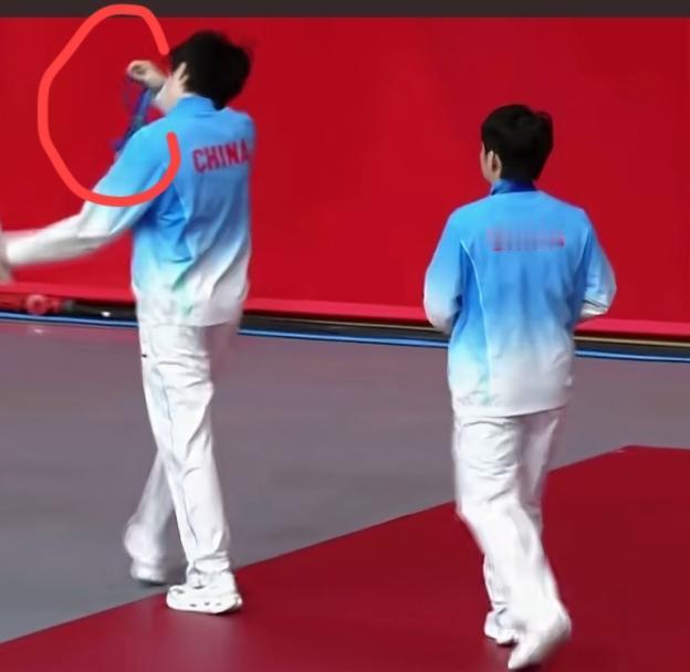 细节看人品男乒颁奖完后，王楚钦做了一个动作，他下台过后走了两步，就把胸前的银牌