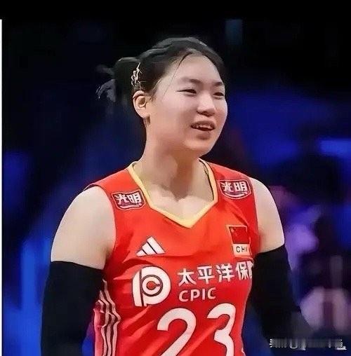 17岁的张籽萱，正以现象级表现点亮女排联赛。作为江苏女排的主力二传，这位天才少女