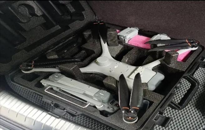 浙江杭州，男子将无人机安装上坠箭、抛射网，然后利用无人机的热成像，在山里里寻找野