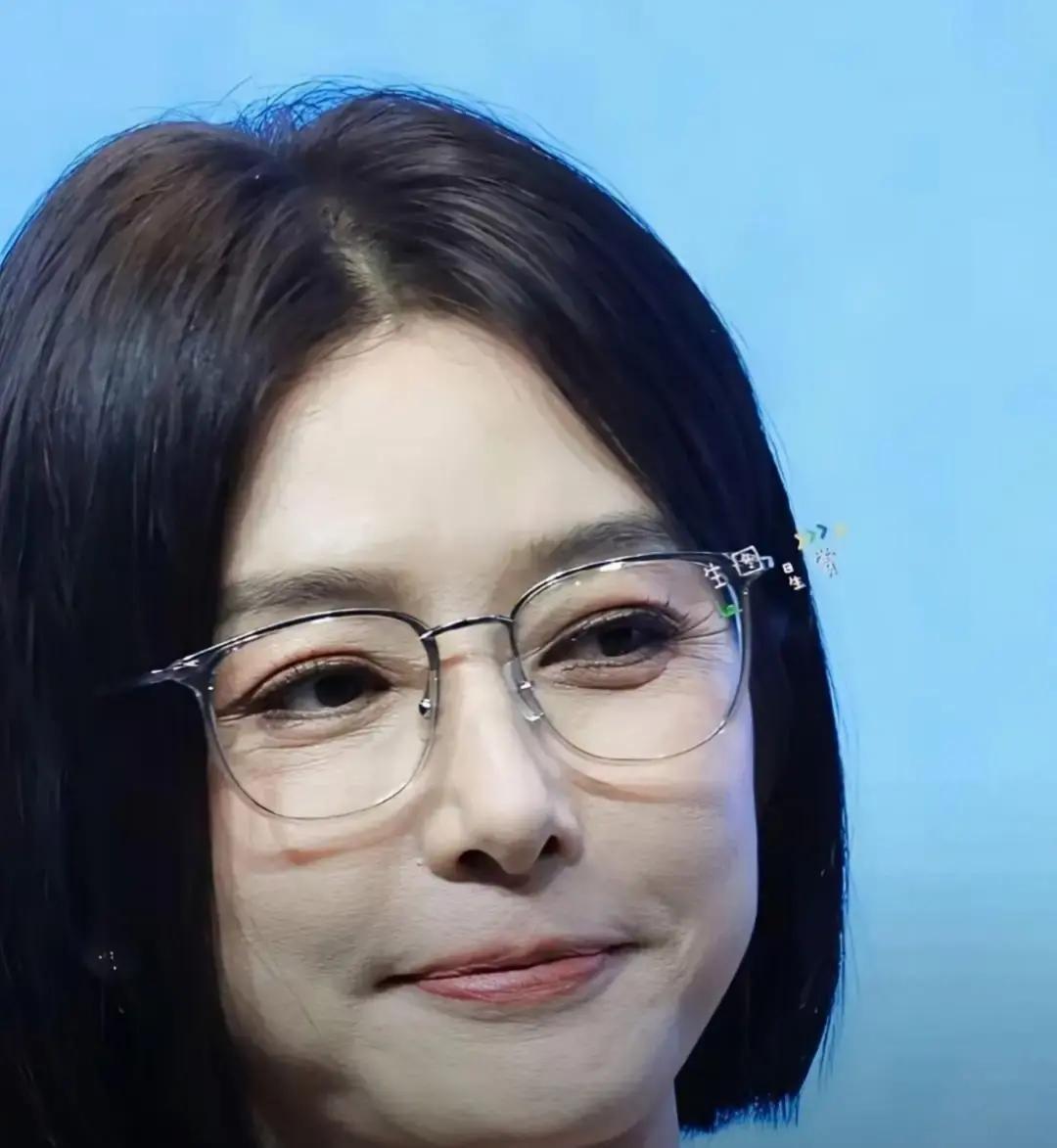 秦岚出席活动被高清怼脸拍，45岁的皱纹全曝光。没滤镜没磨皮，法令纹和细纹一清二