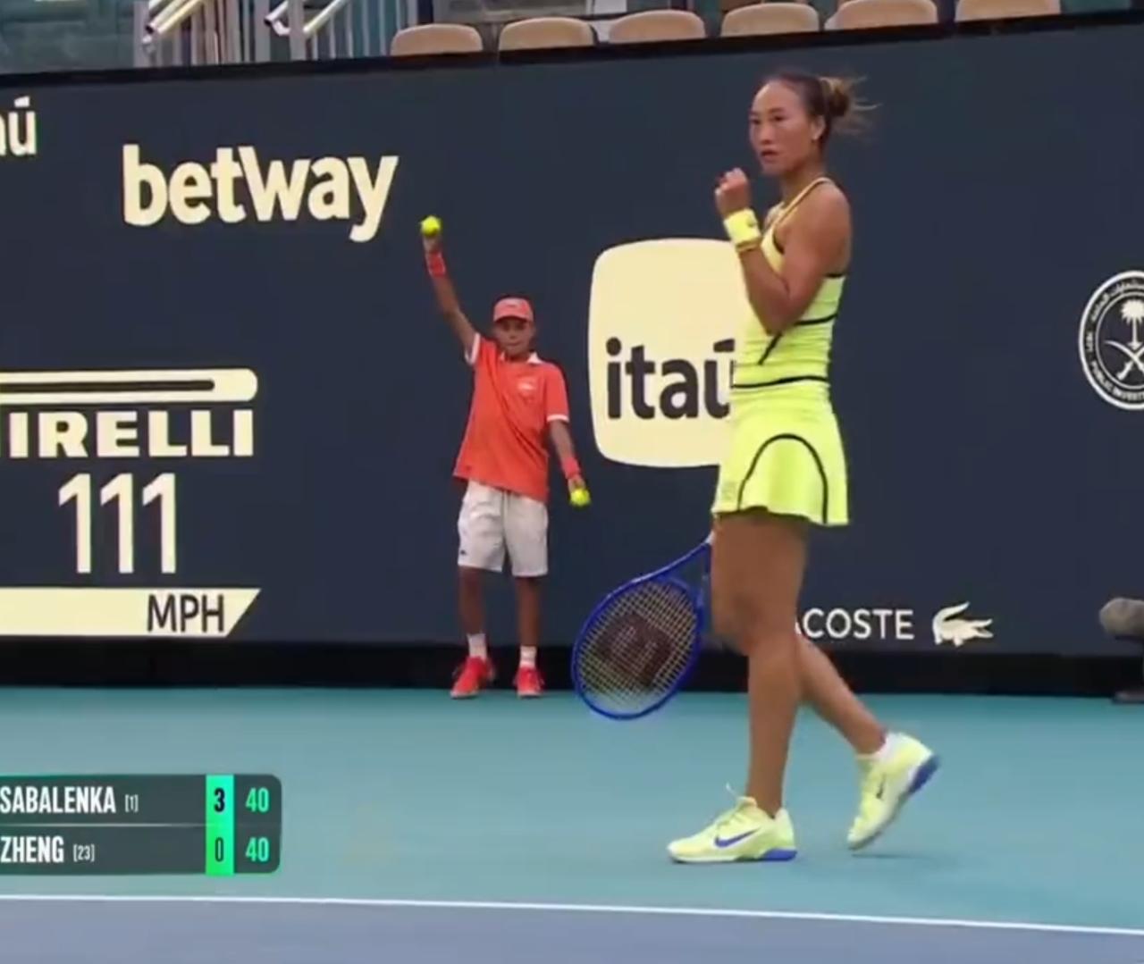 迈阿密站郑钦文输给萨巴伦卡止步八强后说，我的技术并不比她（萨巴伦卡）差，只是专注