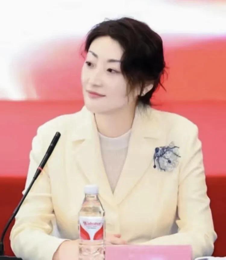 宗馥莉这豪门日子，听着光鲜，其实跟过关似的。14岁就被送美国，身边管着她的还是