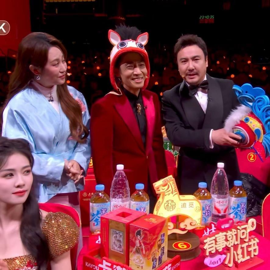 哈哈哈哈哈哈哈哈哈哈撒贝宁今年带着沈腾一起戴马头帽！！撒贝宁沈腾戴马头帽