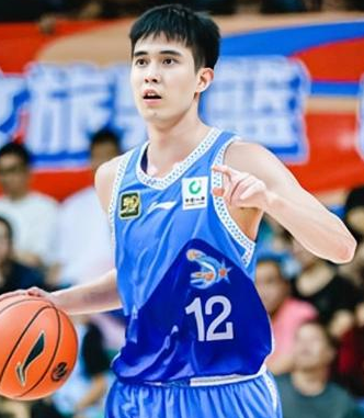 福建男篮球员曾凌铉成为CBA历史首位达成单场9记三分&100%命中率的球员。CB