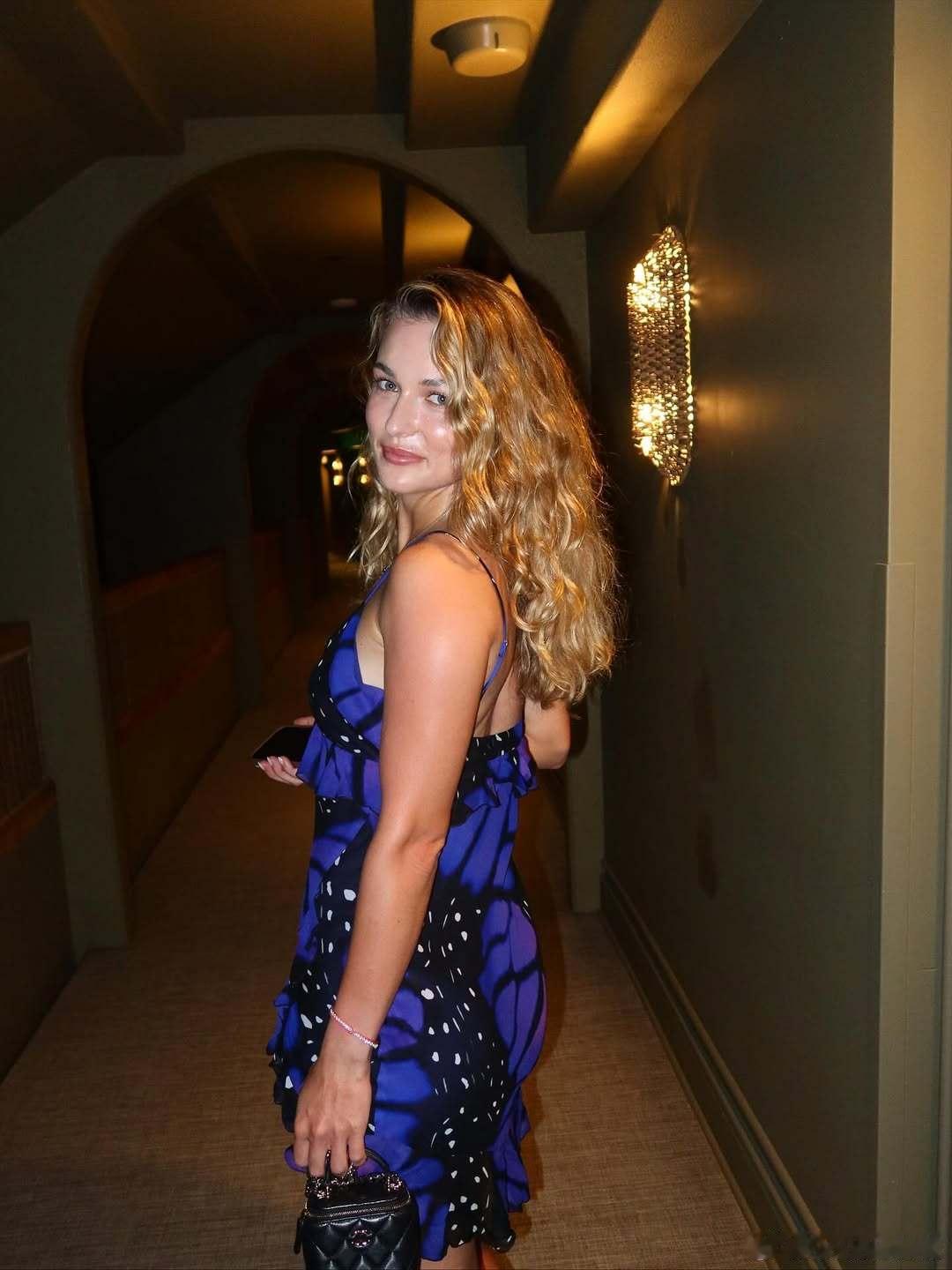 这样太美了吧！卡林斯卡娅在夏威夷度假