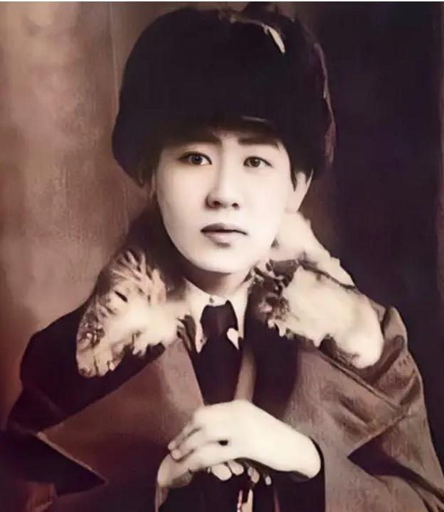 1945年，川岛芳子落入军统手里，可军统手段用尽，她就是没反应。这时，戴笠拿着尺