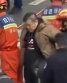 武汉龙门吊坍塌，被砸白车司机，目测30多岁，没啥事，被救时被扶着，自己从车里就走