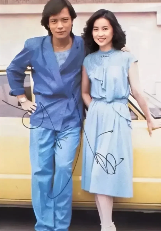 这是张老照片，曾经的他们是多么的帅气，男土英俊潇洒，充满着青春活力。女星天生丽质