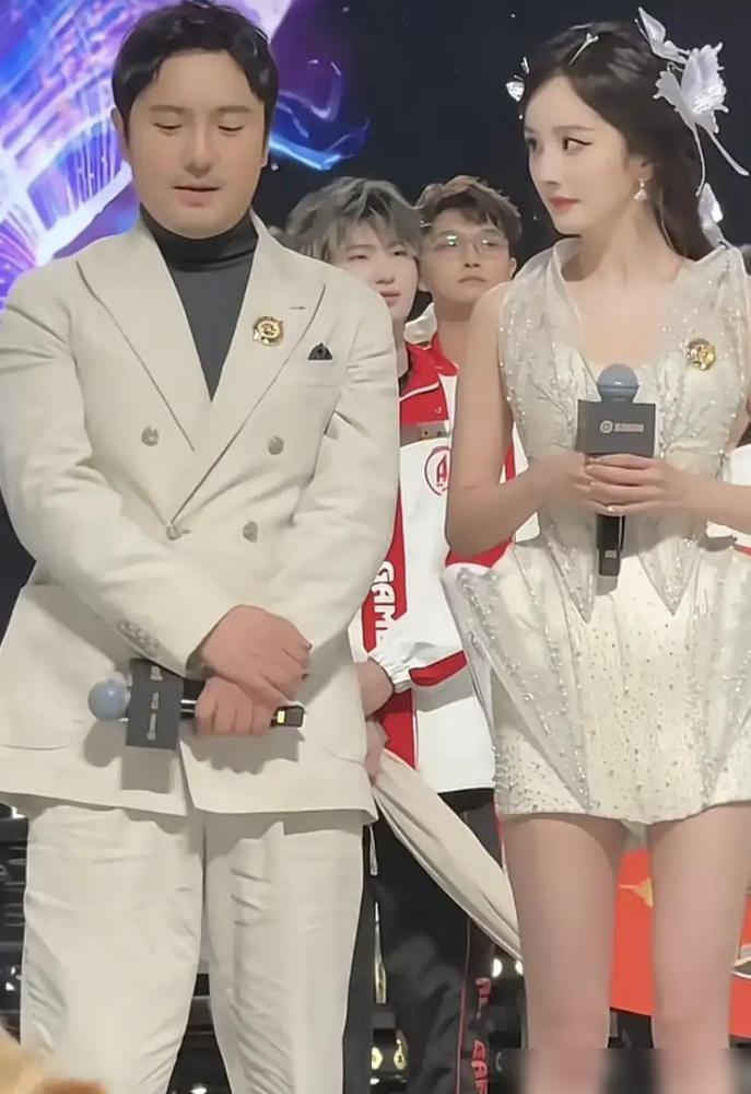 沈腾票房破400亿，赚麻了。可金鸡陪跑，百花零票，主流奖项压根不给他面子。