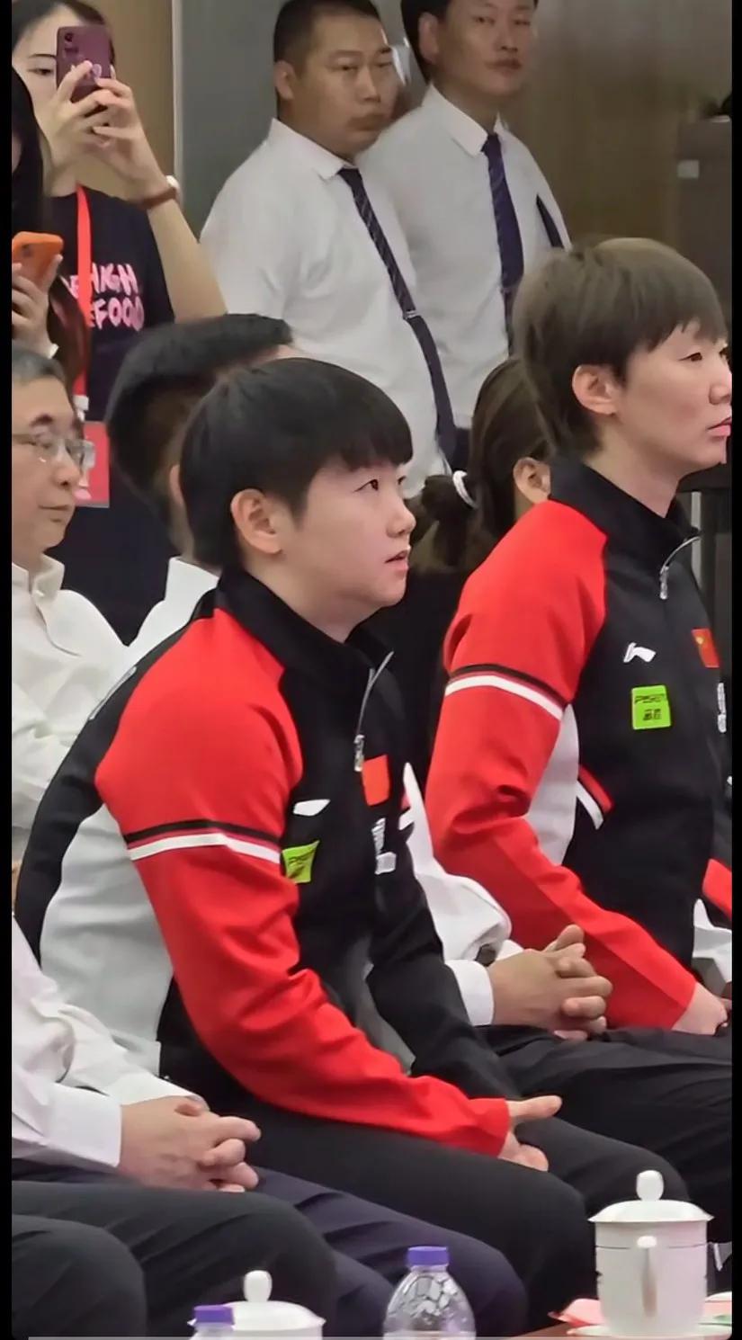 哈哈，莎宝喝个水都有领导范儿。鳗鱼像吃撑的宝宝[捂脸哭]