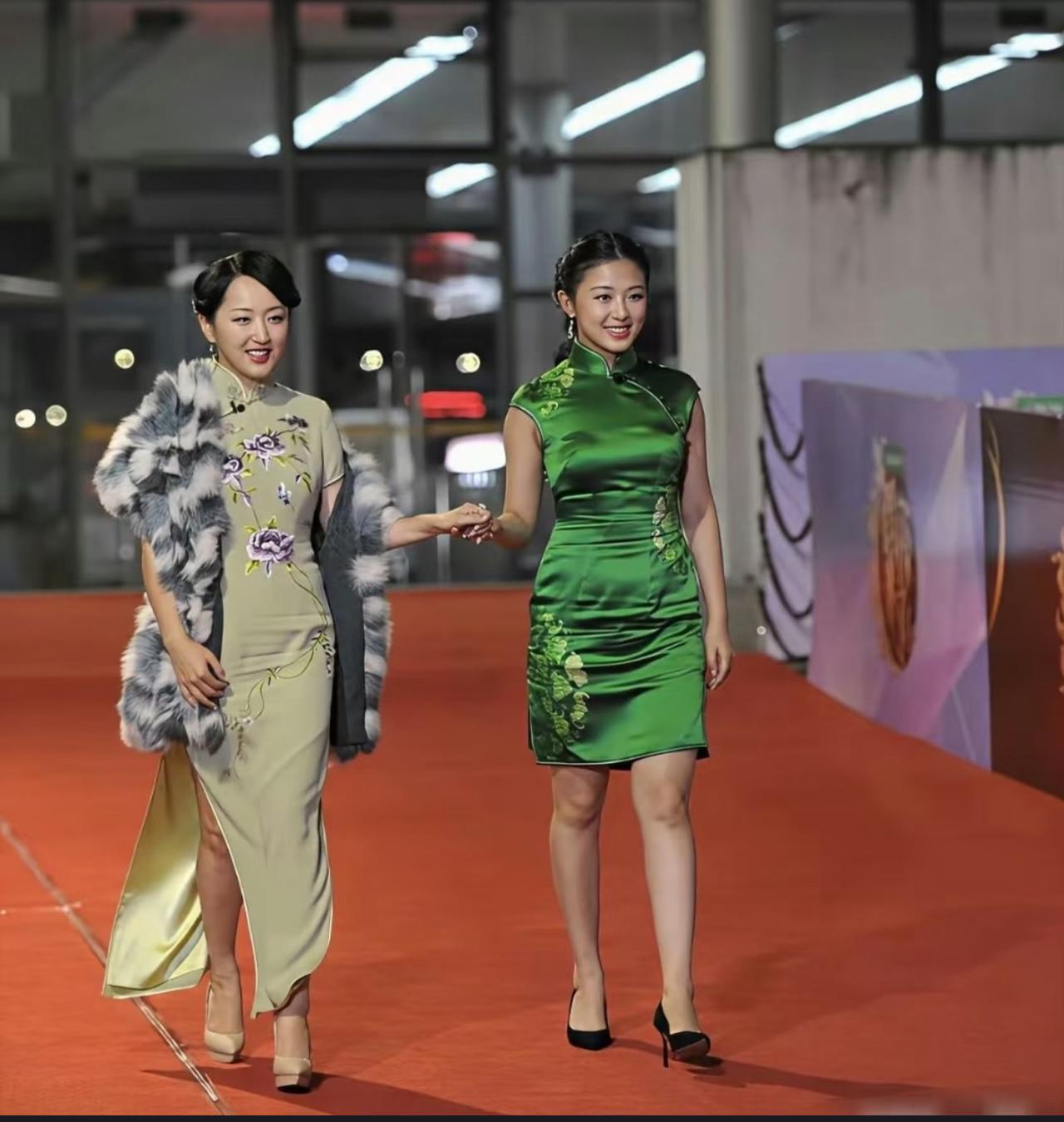 2015年，两代“甜妹”杨钰莹和张含韵携手参加节目，这画面真的太养眼。两人都