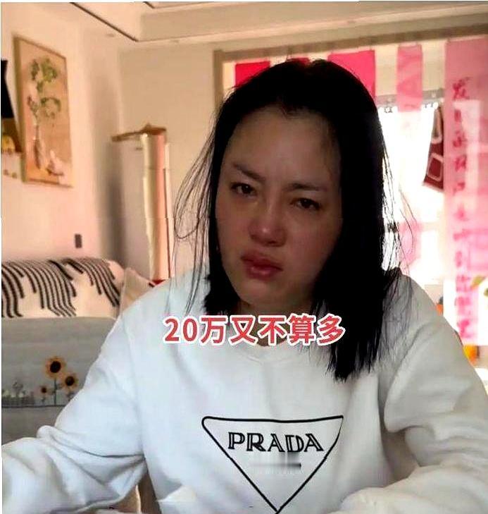 六年后敲门时，她先说啥都不要，等父亲从旁补一句“头婚没要够，二婚得看诚意”，价码