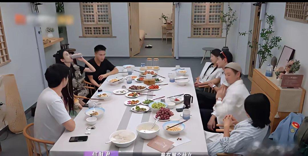 何猷君谈怎么认识奚梦瑶的。他说“是我姐先认识她的。是在颁奖之类的场合，然后我姐给
