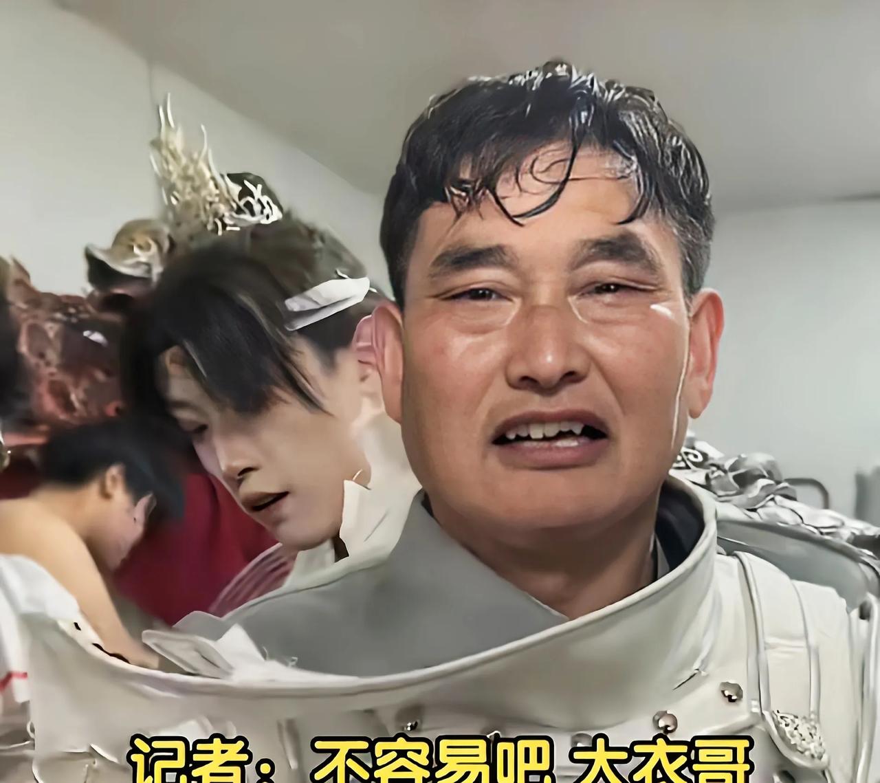 大衣哥开封万岁山穿铠甲汗流浃背，想不到他这样的歌唱家还接这活大衣哥朱之文昨天
