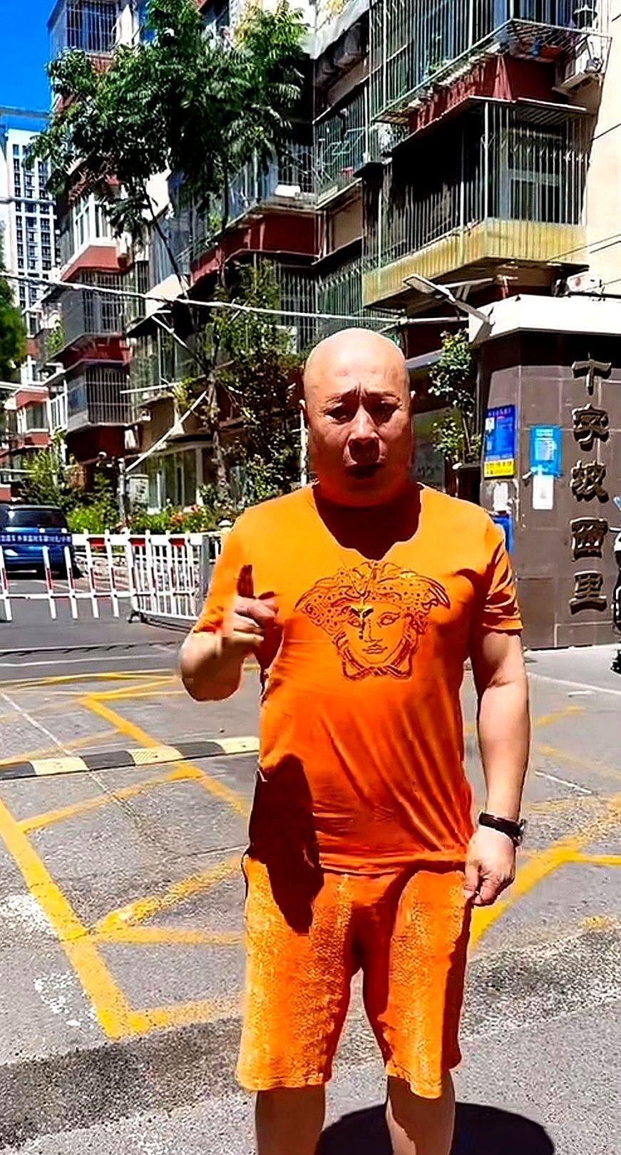 北京宝哥今天带着朋友来看他的房产，宝哥洋洋得意地说：“20年前我就有10套房产，
