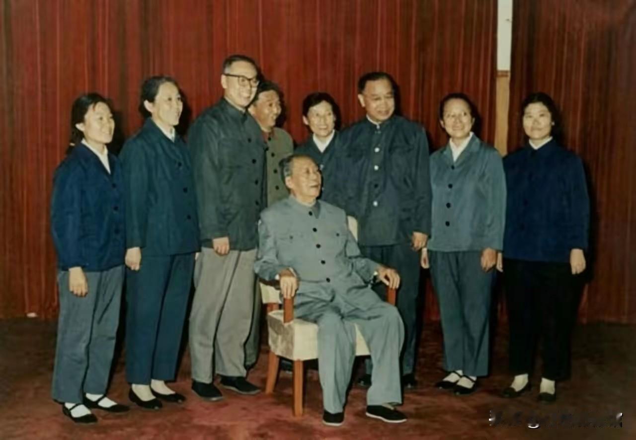 这是毛主席晚年和身边全体工作人员的珍贵合影，没有华贵衣衫，一身朴素工装。这群默默