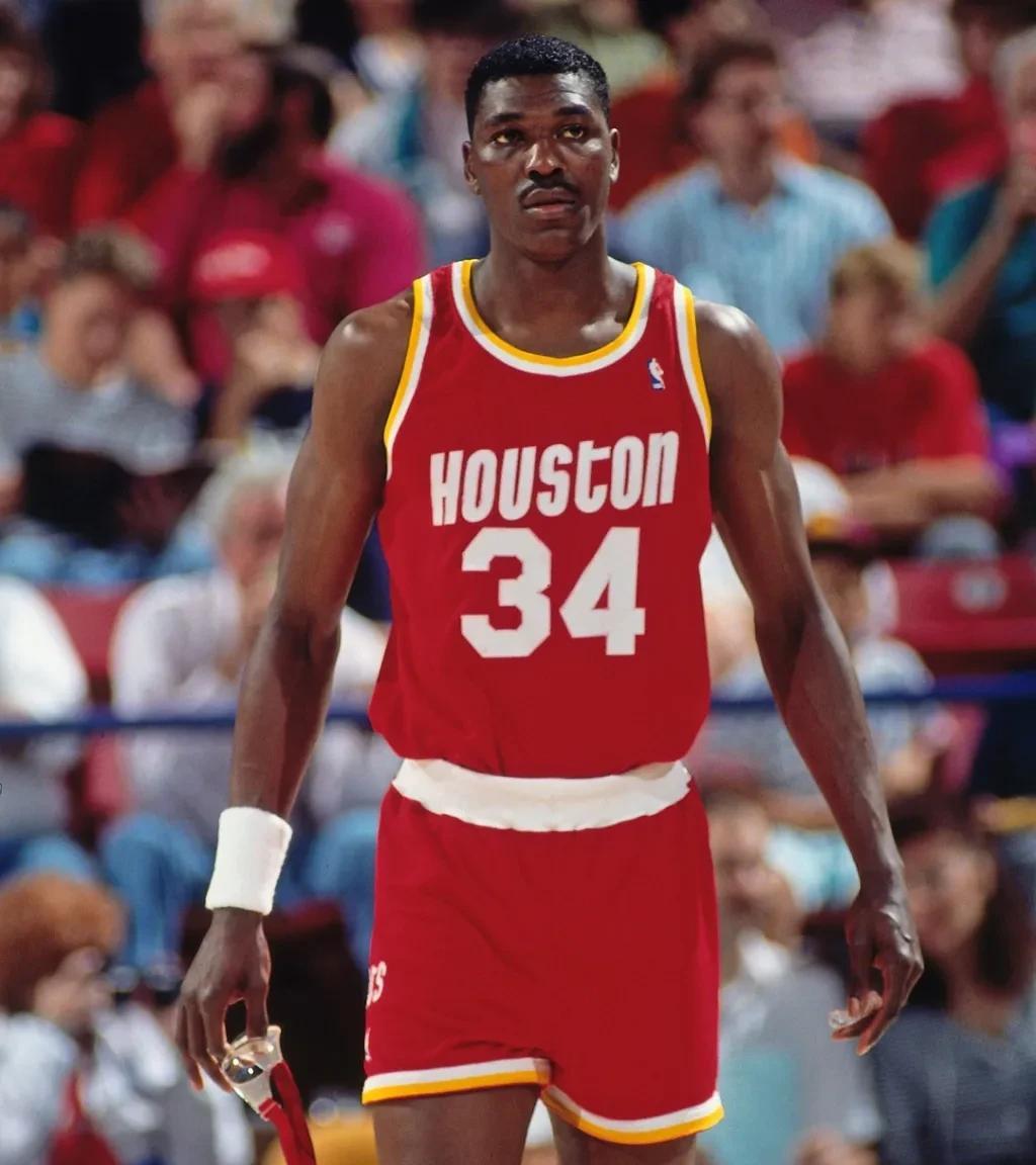 90年代NBA五大中锋排名！大家认同吗？1.奥拉朱旺2次总冠军+FMVP、