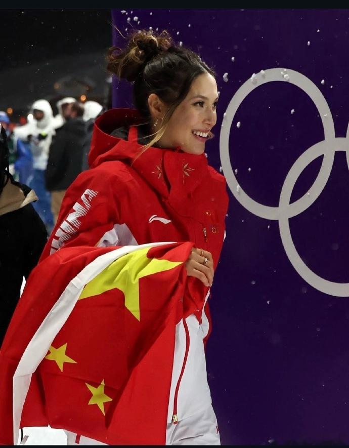 谷爱凌祝大家马年大吉外媒说谷爱凌注定会赢最美中国红谷爱凌发文：喜获奥运大跳台银